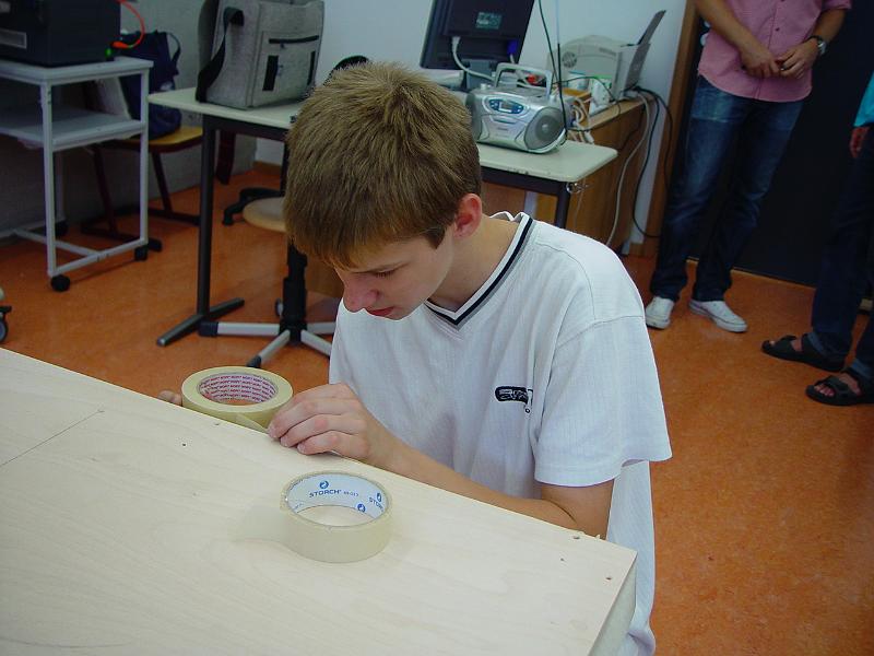 Projekt Theke40.JPG - Robin beim Abkleben der Tafelränder.